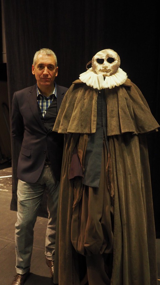 Thierry Luisier et un costume de théâtre
