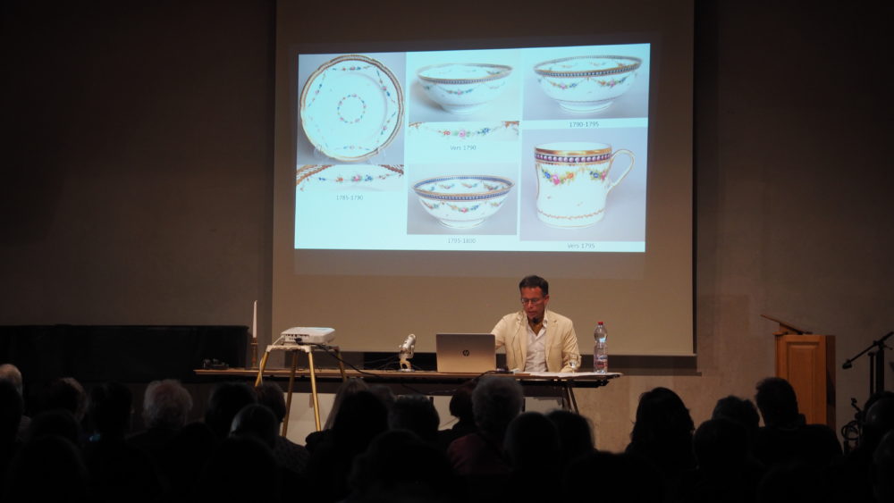 Conférence de Grégoire Gonin : différentes pièces de céramique de Nyon